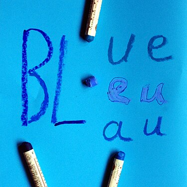 The word blue in English, French and German