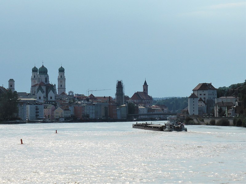 File:Passau-Altstadt mit Veste Niederhaus.jpg