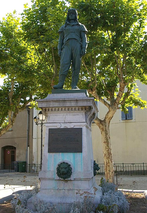 Identical statue atop war memorial in Paulhan, France