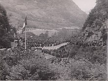 Grundsteinlegung des ersten Steins des Denkmals für den Macchia de l'Ain durch Charles de Gaulle in Cerdon (Ain).  Hunderte von Menschen sind vor Ort, um an der Veranstaltung teilzunehmen.