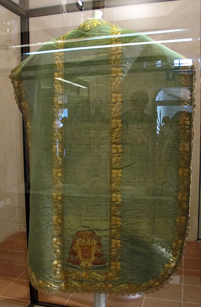 File:Pianeta con stemma cardinale marcello cerscenzi, in gros de tours laminato, ricamato con argento e oro filato, 1750 ca. 01.JPG