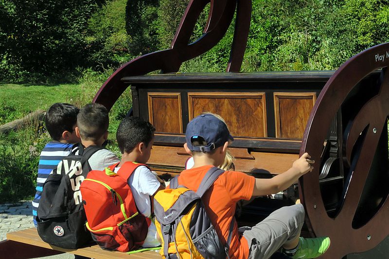 File:Piano in den Themengärten an der Sachsenstraße.jpg