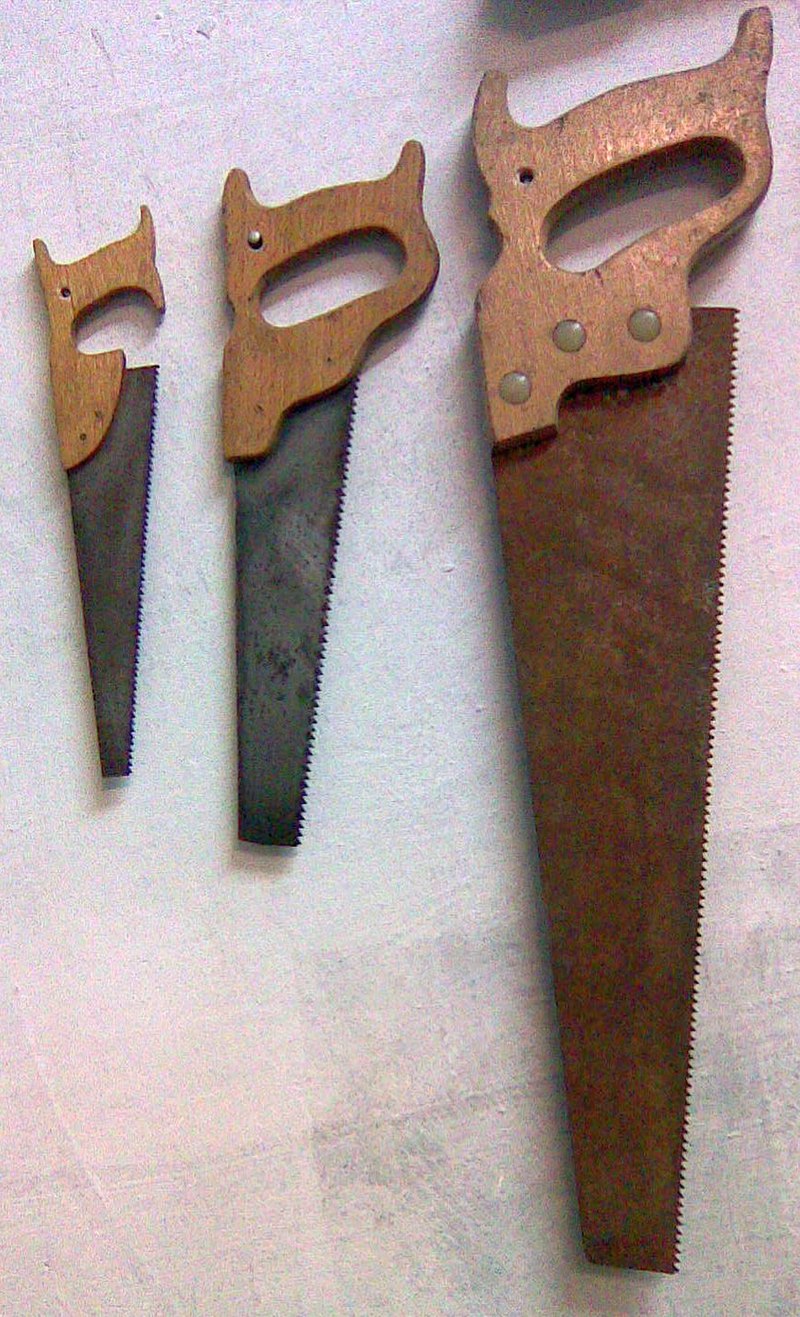 what are hand saw blades made of?