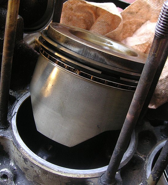 File:Piston rings.jpg