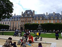 Familles parisiennes place des Vosges.