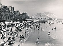 El Postiguet beach in 1957 Playa de Alicante.jpg