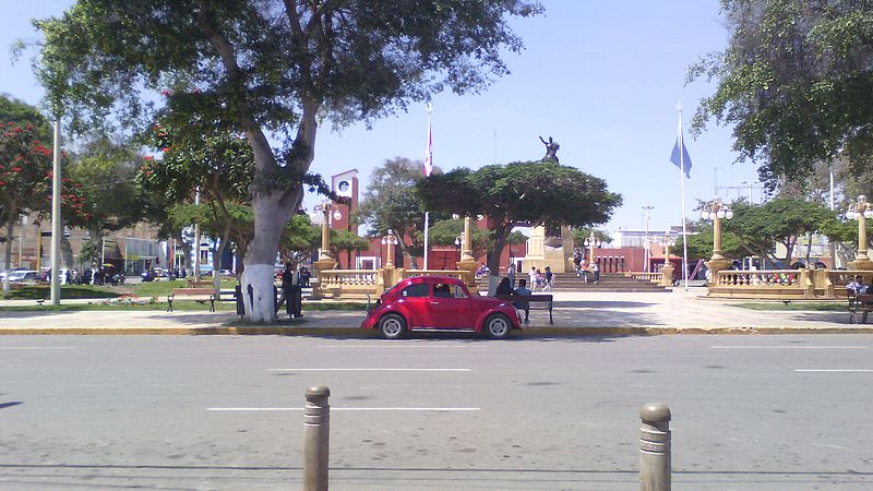 File:Plaza moderna de pisco.jpg