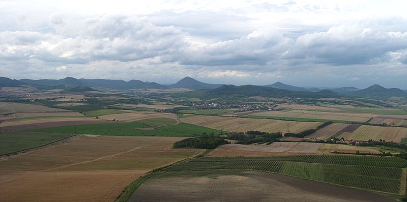 File:Pohled z Hazmburku, pohled na České středohoří v širším záběru.JPG