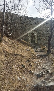 Entrata delle rovine del castello di Graines ritratta in inverno.