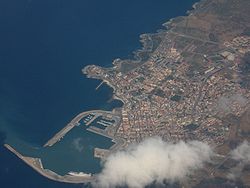 Aerfoto de Porto Torres kaj la civita haveno