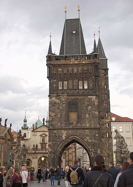 File:Praga - Torre da cidade vella da ponte de Carlos - Torre de la ciudad vieja del puente de Carlos - Old town tower in the Charles bridge - 01.jpg