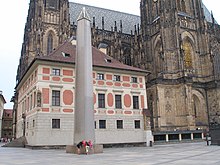 Žulový obelisk na Pražském hradě, nacházející se na III. nádvoří