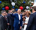 Miniatuur voor Bestand:President Biden taking a selfie on the 4th of July.jpg