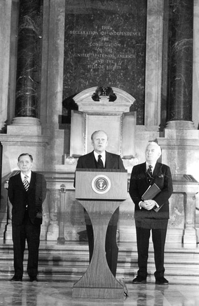 File:President Ford Addresses an Audience at the National Archives During a Ceremony Marking the Bicentennial of the United States Flanked by Speaker Carl Albert and Chief Justice Warren Burger - NARA - 6017998.jpg