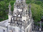 Der Turm ist mit Symbolen geschmückt, die auf die portugiesische Geschichte anspielen.