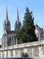 Quimper : la cathédrale Saint-Corentin vue du sud-est d'au-delà des remparts limitant au sud le jardin de l'évêché 3