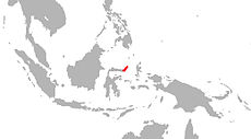 Rozšíření makaka chocholatého (červeně)