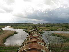 Труба, по которой Молочную реку должен был пересекать недостроенный канал Р-9. Канал заканчивается на холме по центру фотографии
