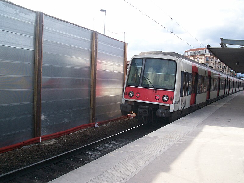 File:RER A - Gare Houilles.JPG