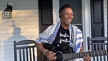 Rabbi Sandra Lawson, gitar dan tallit.jpg