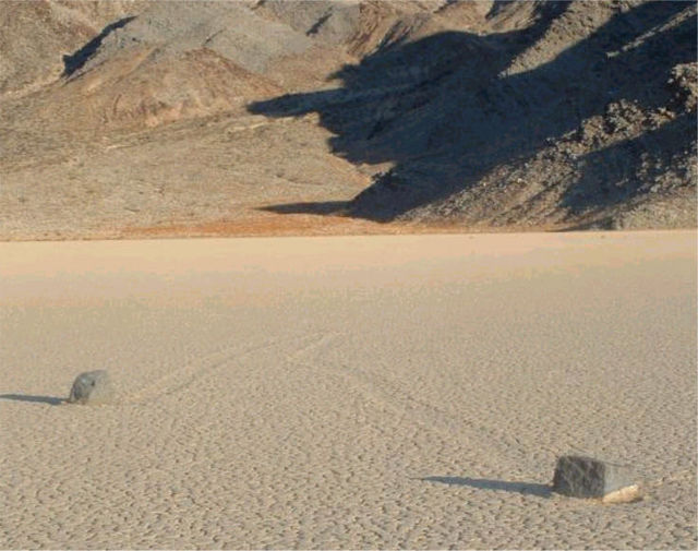 File:Racetrack-Playa-Death-Valley-2.jpg