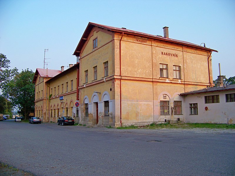 File:Rakovník, nádražní budova, z ulice ze západní strany.jpg