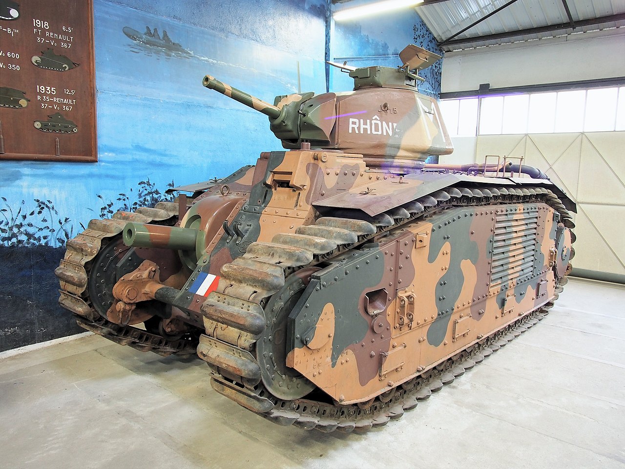 1280px-Renault_B1_bis,Tanks_in_the_Mus%C