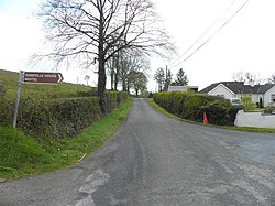 Persimpangan jalan di Greaghrahan townland. Jalan ke kanan mengarah ke Aghavoher townland.