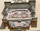 Steintafel mit der Inschrift, die an den Umbau der Rosenburg erinnert, sowie umrandet von den Wappen der Grabner und deren Verwandten