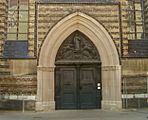 blassgelb, grün und schwarz glasierter Backstein um ein Portal aus Gotland-Kalkstein, Rostocker Marienkirche