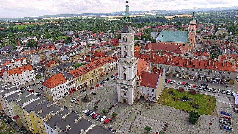 File:Rynek i ratusz w Prudniku (2020) 02.jpg