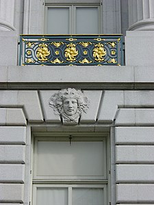 Mascarões masculinos e femininos alternados decoram as pedras angulares da Prefeitura de São Francisco