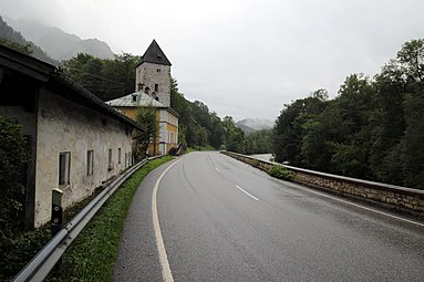 Schellenberger Turm mit ehem. Zollhaus (1937–1953) an der B 305 Richtung Salzburg. Rechts die Berchtesgadener Ache