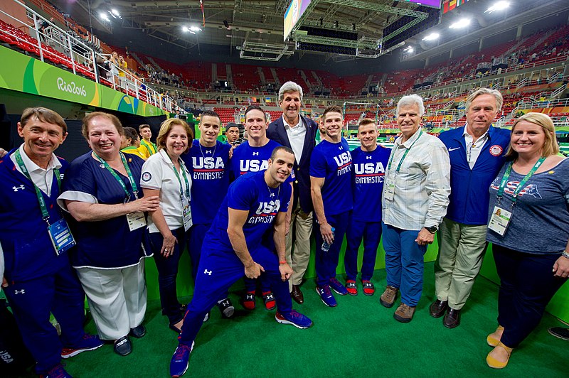 File:Secretary Kerry Poses For A Photo with the U.S. Men's Gymnastics Team (28736161771).jpg