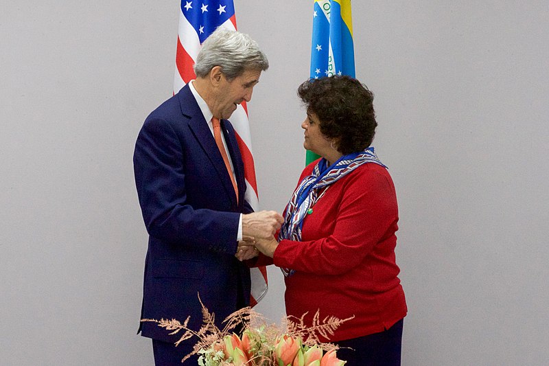 File:Secretary Kerry Shakes Hands with Brazil's Environment Minister Teixeira Their Meeting at COP21 in Paris (23543053112).jpg