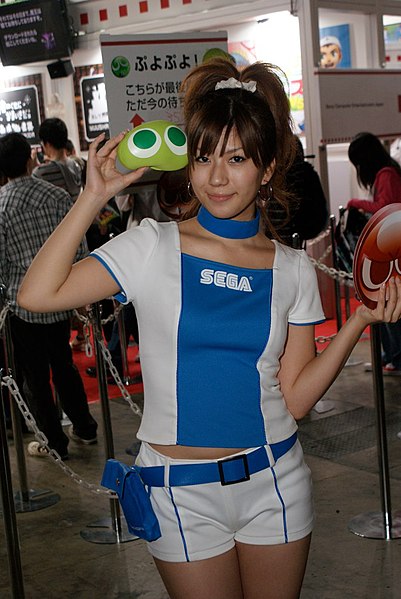File:Sega promotional model with Puyo Puyo at Tokyo Game Show 20090927 2.jpg