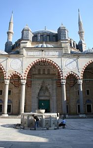 Шадрван у дворишту џамије Селимије у Једрену, Турска. Џамије је ремек дјело исламске архитектуре.