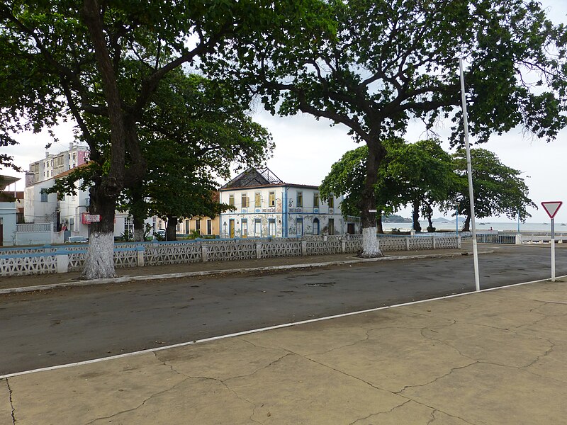 File:Siège de la compagnie Linhas Aéreas Santomenses à São Tomé (3).JPG