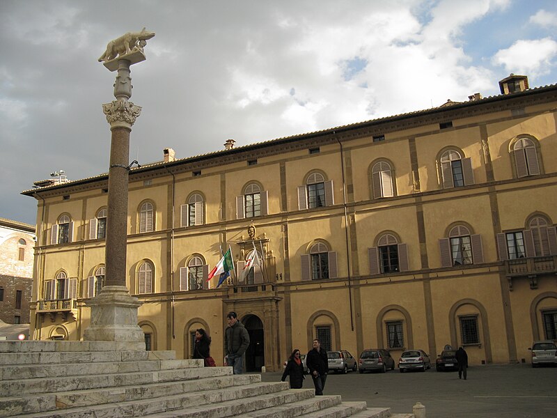 File:Siena Lupa in front of palazzo.JPG