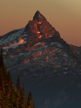 Sloan Peak ved solnedgang set fra Mount Pugh.