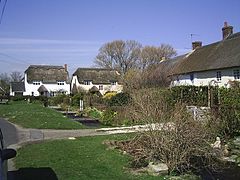 Spring Street, Wool, mit reetgedeckten Cottages