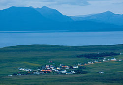 Pohled z Quiraingu na Staffin za soumraku, v pozadí panorama pevninské části Skotské vysočiny