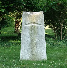 Stele (Grabstein) Jochen Steffen im Garten der Gustav Heinemann Bildungsstätte in Malente