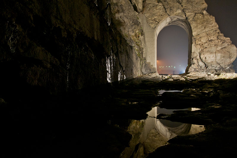 File:Strada delle Gallie e il suo Arco romano.jpg