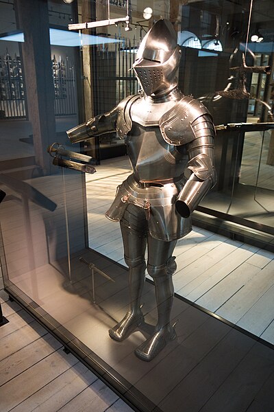 File:Suit of armour with no gloves (25699385127).jpg