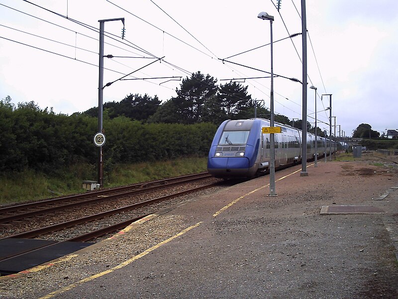 File:TER Bretagne à Plouigneau.jpg