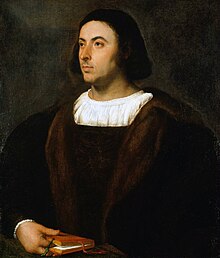 Portrait de trois-quarts d'un homme d'environ trente ans aux cheveux bruns mi-longs, portant un manteau de fourrure sombre sur un pourpoint noir et une chemise blanche ; il tient un livre dans la main droite.