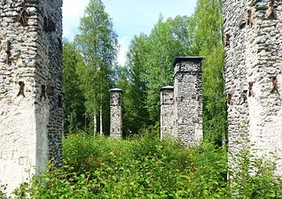 Kolhuspelarna försedda med nutida plåttak.