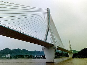 Cable-stayed prestressed concrete bridge over Yangtze river ThreeTwrBrCenter.jpg