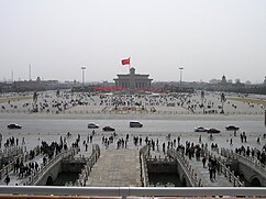 La Plaza Tiananmen (Pekín) desde la Ciudad Prohibida; al fondo, el mausoleo de Mao, levantado como emulación al de Lenin. El retrato de Mao sigue presidiéndola. Es la mayor del mundo (440.000 metros cuadrados). Ha sido escenario de acontecimientos históricos importantísimos: la represión occidental a la rebelión de los Bóxers (1901) y el consiguiente asedio reflejado en la película 55 días en Pekín, la proclamación de la República Popular China el 1 de octubre de 1949 y los sucesos de 1989, en que fue tomada por estudiantes en petición de reformas democráticas, reprimidos violentamente por el ejército.